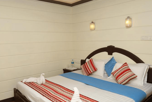 Alleppey Overnight Stay on a Premium Boat 